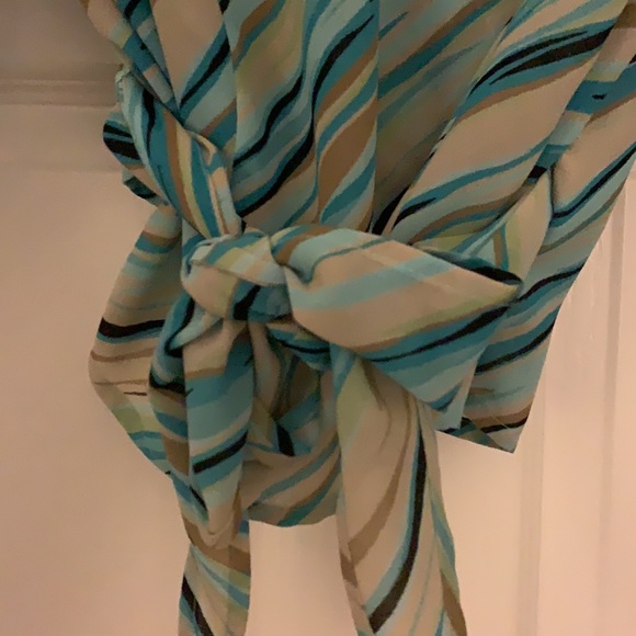 cute blouse that wraps and toes in the back. - Picture 3 of 3